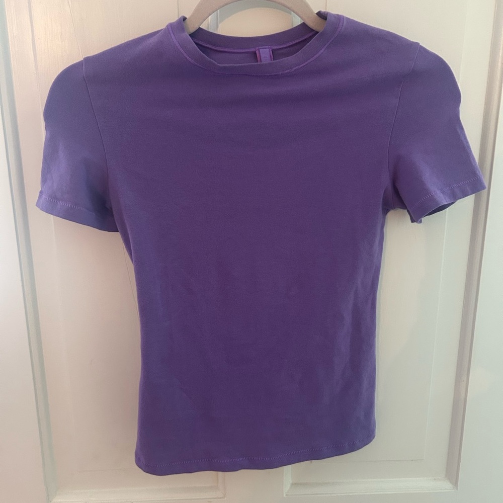 SKIMS purple t-shirt size small